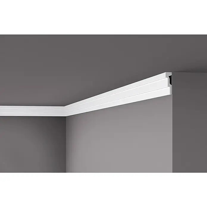 Nmc Decoflair Zierprofil Deckenleiste M2 - 2 m x 18 mm x 59 mm, Extrudiertes Polystyrol (XPS) - Nahaufnahme einer weißen, dekorativen Zierleiste an der Decke und Wand eines Raumes, die einen stilvollen Akzent setzt.