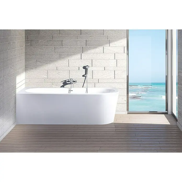 Ottofond Whirlpool Siesta Corner - 178 x 78 cm, Sanitäracryl, Weiß, Light/Silent, Rechtsseitig - Freistehende Badewanne in einem Badezimmer mit Fliesenwänden und Meerblick. Moderne Badewanne für entspannende Momente.