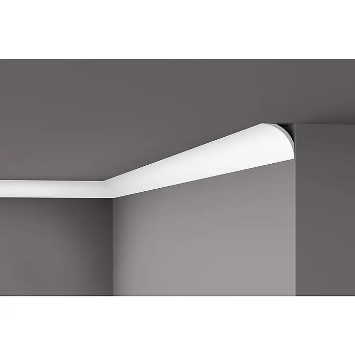 Nmc Decoflair Zierprofil Deckenleiste NE2 PURE - 2 m x 60 mm x 60 mm, Extrudiertes Polystyrol (XPS) - Elegante, weiße Deckenleiste in einem modernen Raum, die die architektonische Gestaltung hervorhebt und eine stilvolle Atmosphäre schafft.