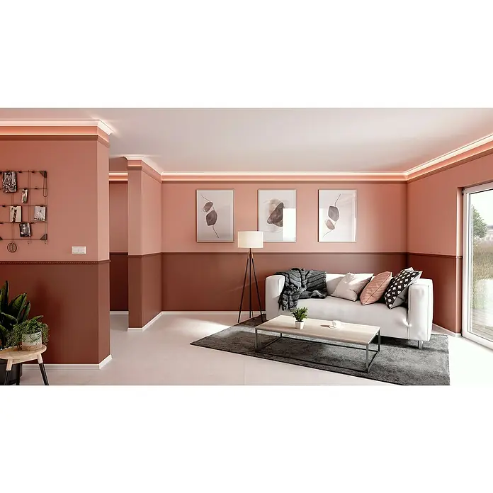 Nmc Decoflair Zierprofil Deckenleiste B5 - 2 m x 50 mm x 50 mm, Extrudiertes Polystyrol (XPS) - Das Bild zeigt ein modernes Wohnzimmer mit einem stilvollen Sofa, passenden Kissen, Bildern und einer eleganten Beleuchtung.