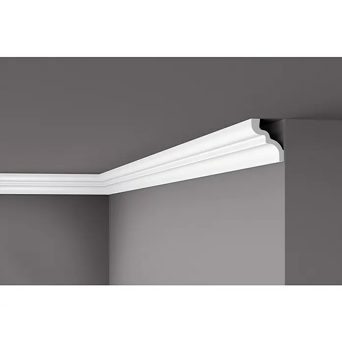 Nmc Decoflair Zierprofil Deckenleiste C - 2 m x 66 mm x 83 mm, Extrudiertes Polystyrol (XPS) - Detailaufnahme einer weißen Zierleiste, die elegant zwischen Wand und Decke verläuft und das Raumdesign hervorhebt.