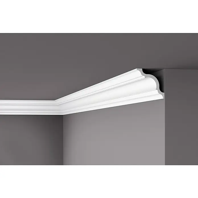 Nmc Decoflair Zierprofil Deckenleiste A - 2 m x 110 mm x 110 mm, Extrudiertes Polystyrol (XPS) - Nahaufnahme von weißen, dekorativen Zierleisten, die eine stilvolle Note in einem Raum mit grau gestrichenen Wänden hinzufügen.