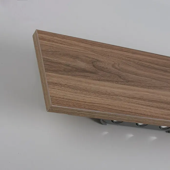 Paul Neuhaus Wandleuchte PALMA - 6,5 W, L x B x H: 32 x 6 x 12 cm, Holz, Sonstige - Detailansicht einer hölzernen Wandleiste mit abgewinkelter Kante und metallenen Befestigungselementen.