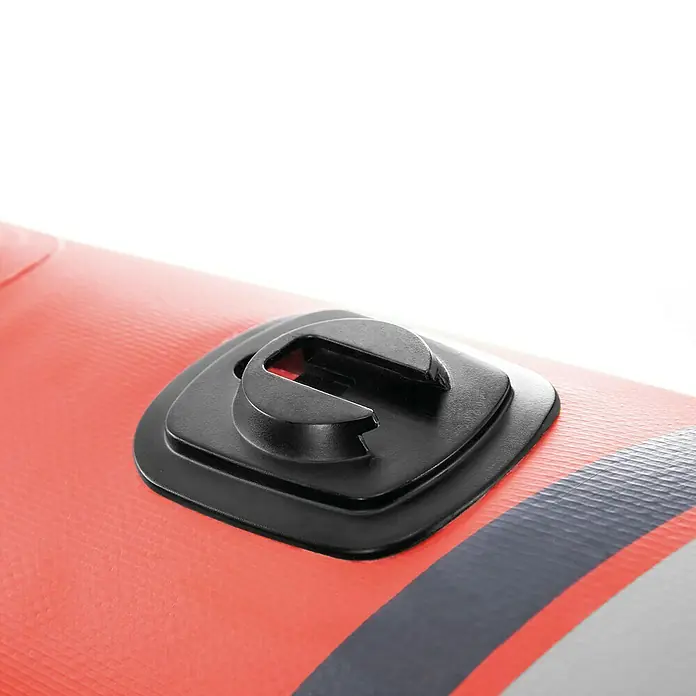 Intex Kajak Komplettset Excursion Pro - Nutzlast: 100 kg, Geeignet für: 1 Person - Nahaufnahme einer schwarzen Halterung auf einem roten aufblasbaren Kajak, die sich ideal für die Befestigung von Zubehör eignet.