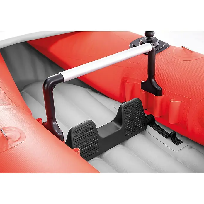 Intex Kajak Komplettset Excursion Pro - Nutzlast: 100 kg, Geeignet für: 1 Person - Detailaufnahme eines Kajak-Fußstützensystems mit verstellbarer Stange für Komfort und Halt beim Paddeln.