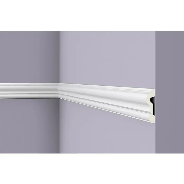 Nmc Decoflair Wandleiste Z13 - 2 m x 22 mm x 80 mm, Hochverdichteter Polyurethanschaum (PU) - Wandbild mit einer detailreichen weißen Fußleiste, die eine elegante Note zu jedem Raum hinzufügt.