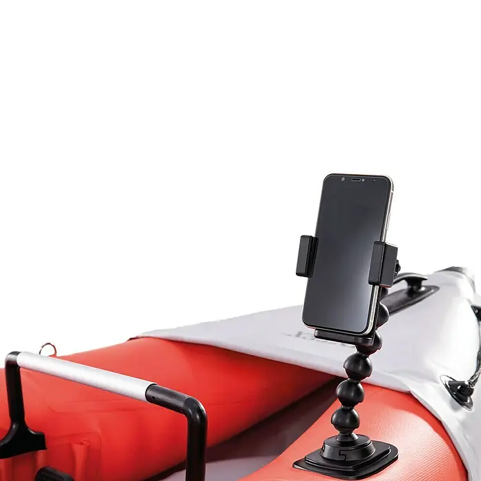 Intex Kajak Komplettset Excursion Pro - Nutzlast: 100 kg, Geeignet für: 1 Person - Smartphone-Halterung auf einem roten Schlauchboot. Die Halterung ist schwarz und flexibel, um verschiedene Blickwinkel zu ermöglichen.