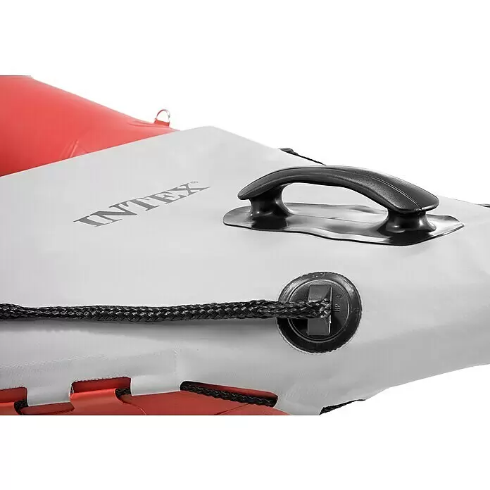 Intex Kajak Komplettset Excursion Pro - Nutzlast: 180 kg, Geeignet für: 2 Personen - Nahaufnahme eines weißen Schlauchboots mit "INTEX"-Logo, schwarzem Tragegriff und einem geflochtenen Seil an einem schwarzen Beschlag.
