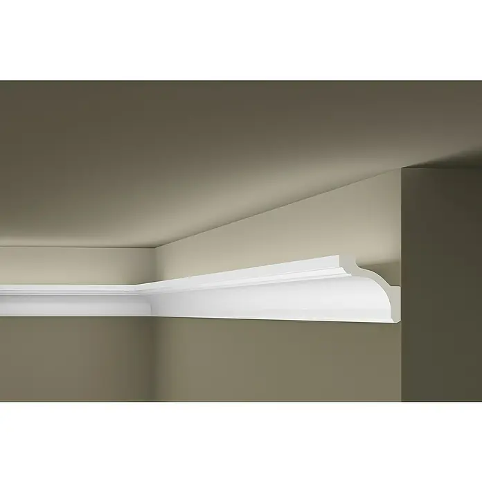 Nmc Decoflair Zierprofil Deckenleiste Z20 - 2 m x 87 mm x 87 mm, Hochverdichteter Polyurethanschaum (PU) - Detailaufnahme einer weißen Zierleiste an der Decke, die einen eleganten Übergang zwischen Wand und Decke bildet.