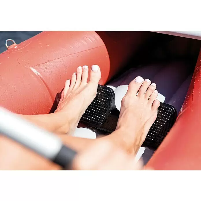 Intex Kajak Komplettset Excursion Pro - Nutzlast: 180 kg, Geeignet für: 2 Personen - Nackte Füße auf schwarzen strukturierten Fußstützen in einem nassen roten Schlauchboot.