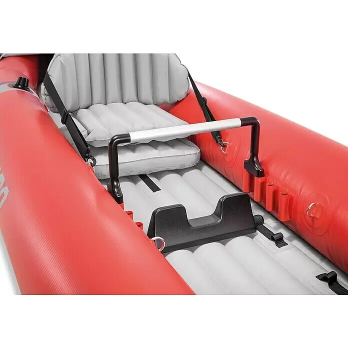 Intex Kajak Komplettset Excursion Pro - Nutzlast: 180 kg, Geeignet für: 2 Personen - Innenansicht eines roten Schlauchkajaks mit grauem Sitz, schwarzer Fußstütze und silber-schwarzer Haltestange mit roten Gerätehaltern.