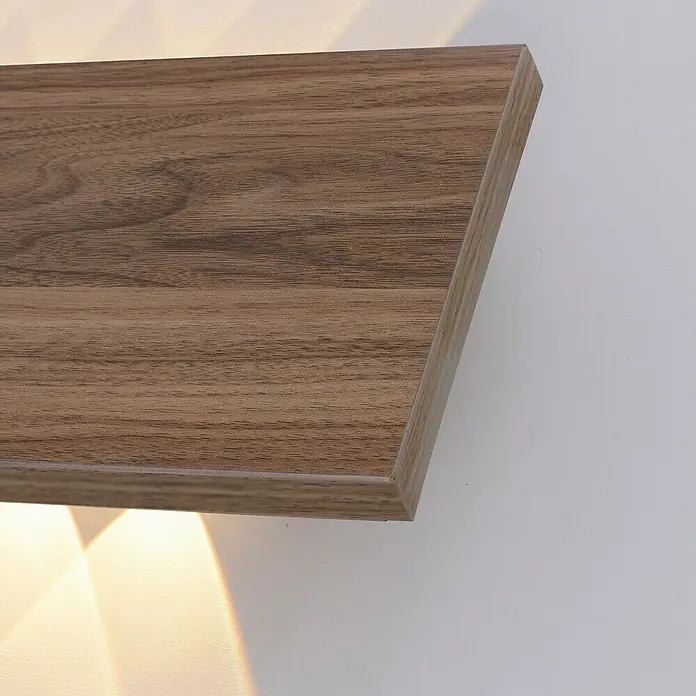 Paul Neuhaus Wandleuchte PALMA - 6,5 W, L x B x H: 32 x 6 x 12 cm, Holz, Sonstige - Nahaufnahme eines stilvollen Wandregals aus Holz mit integrierter Beleuchtung, das ein warmes, einladendes Ambiente schafft.