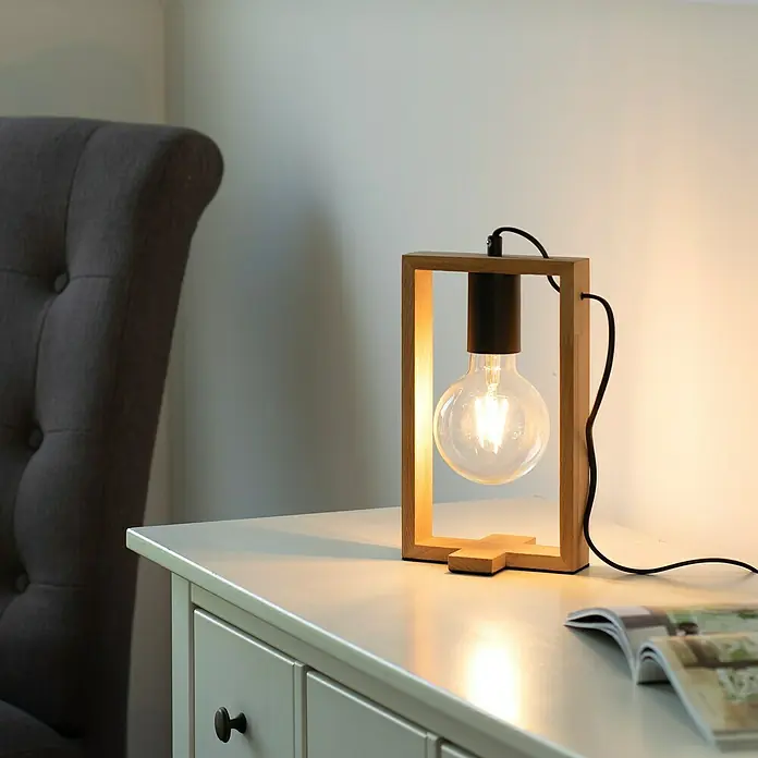 Just Light Tischleuchte FRANKY - L x B x H: 15 x 10 x 28,5 cm, Schwarz, E27 - Eine moderne Nachttischlampe mit einem Holzrahmen und einer freiliegenden Glühbirne, die warmes Licht spendet und eine gemütliche Atmosphäre schafft.