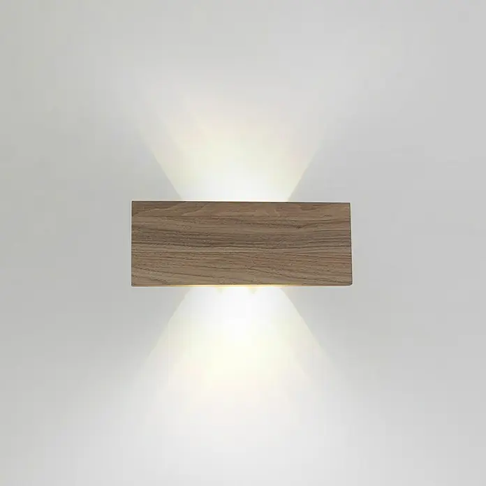 Paul Neuhaus Wandleuchte PALMA - 6,5 W, L x B x H: 32 x 6 x 12 cm, Holz, Sonstige - Wandleuchte aus Holz mit Lichteffekten an einer weißen Wand. Natürliche Maserung und warmes Lichtdesign für moderne Innenräume.