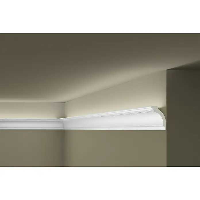 Nmc Decoflair Zierprofil Deckenleiste Z1220 - 2 m x 50 mm x 75 mm, Hochverdichteter Polyurethanschaum (PU) - Detailaufnahme einer weißen Zierleiste an einer Wand, die einen eleganten Übergang zur Decke schafft. Die Leiste betont die Raumstruktur.