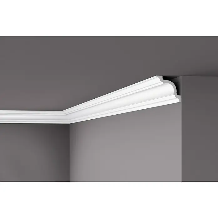 Nmc Decoflair Zierprofil Deckenleiste A1 - 2 m x 80 mm x 80 mm, Extrudiertes Polystyrol (XPS) - Elegante weiße Zierleiste als dekoratives Element an der Decke eines grauen Raumes, das ein stilvolles Ambiente schafft.