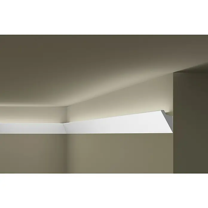 Nmc Decoflair Lichtleiste IL4 - 2 m x 36 mm x 60 mm, Hochverdichtetes extrudiertes Polymer (HDPS) - Detailaufnahme einer weißen Stuckaturleiste an der Decke, die durch ihr schlichtes Design Eleganz in den Raum bringt.