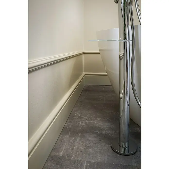 Nmc Decoflair Wandleiste Z10 - 2 m x 18 mm x 38 mm, Hochverdichteter Polyurethanschaum (PU) - Eine elegante freistehende Badewanne mit glänzendem Chrom-Wasserhahn und stilvollen Wandpaneelen im Badezimmer.