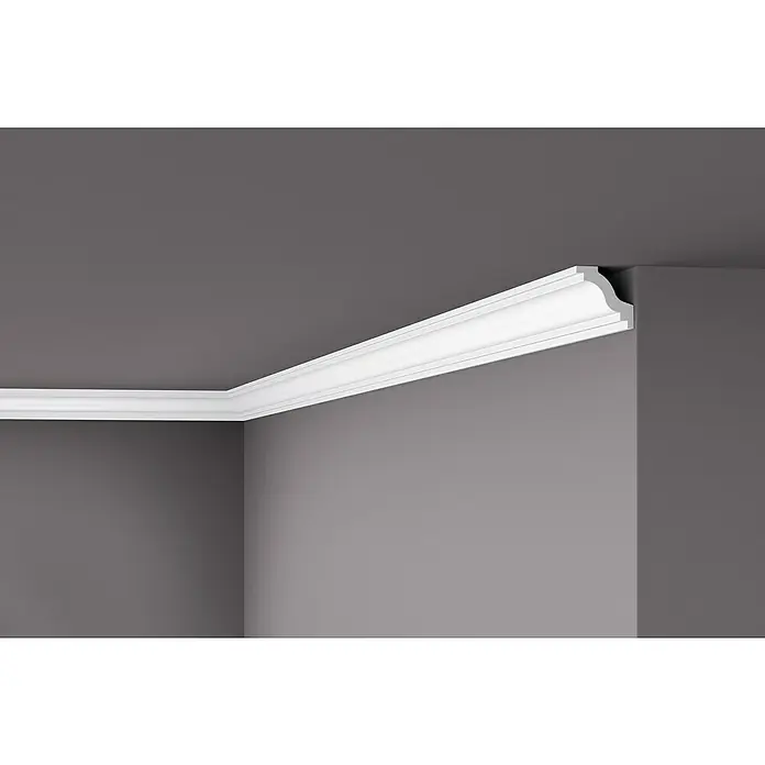 Nmc Decoflair Zierprofil Deckenleiste WT6 - 2 m x 40 mm x 40 mm, Hochverdichtetes extrudiertes Polymer (HDPS) - Nahaufnahme einer eleganten weißen Zierleiste, die die Ästhetik eines Raumes mit grauen Wänden und Decke aufwertet und einen sauberen Übergang schafft.