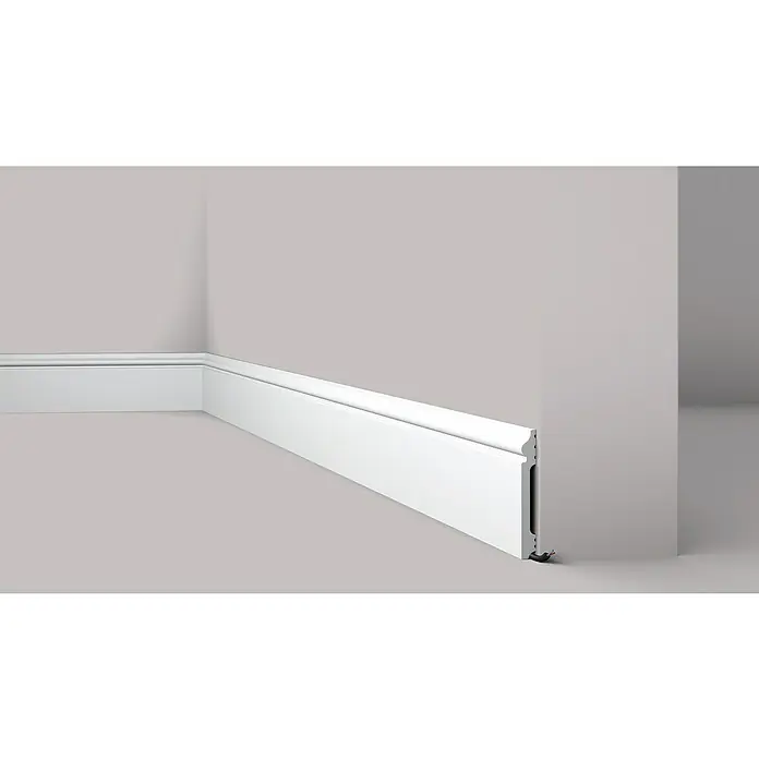Nmc Decoflair Sockelleiste FL2 - 2 m x 15 mm x 120 mm, Hochverdichtetes extrudiertes Polymer (HDPS) - Nahaufnahme einer weißen Fußleiste, die an einer Wand installiert ist, ideal für modernes Innendesign.