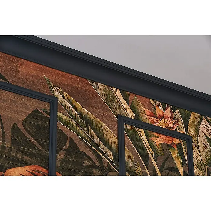 Nmc Decoflair Zierprofil Deckenleiste Z20 - 2 m x 87 mm x 87 mm, Hochverdichteter Polyurethanschaum (PU) - Nahaufnahme einer Wand mit botanischer Tapete, umrahmt von dunkelblau gestrichenen Zierleisten und Paneelen für einen eleganten Look.