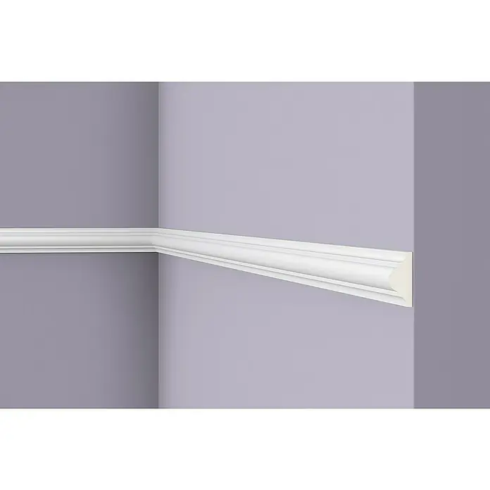 Nmc Decoflair Wandleiste Z10 - 2 m x 18 mm x 38 mm, Hochverdichteter Polyurethanschaum (PU) - Nahaufnahme einer weißen Zierleiste an der Wand, die einen Raum elegant akzentuiert und dem Interieur eine stilvolle Note verleiht.