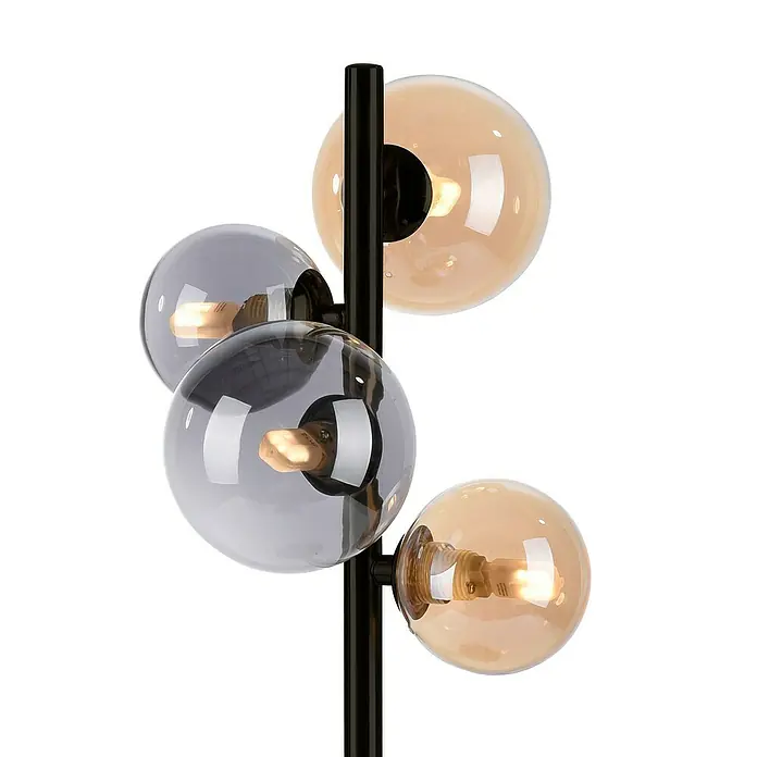Paul Neuhaus Popsicle Tischleuchte - 12 W, L x B x H: 24 x 24 x 48 cm, Schwarz, G9 - Nahaufnahme einer modernen Stehlampe mit mehreren Glaskugeln in Grau- und Goldtönen, die ein warmes Licht ausstrahlen.