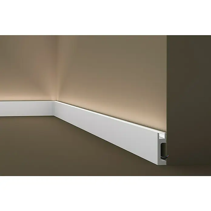 Nmc Decoflair Lichtleiste IL10 - 2 m x 23 mm x 80 mm, Hochverdichtetes extrudiertes Polymer (HDPS) - Detailaufnahme einer weißen Fußleiste, die an einer Wand befestigt ist und einen eleganten Übergang zum Boden bildet. Die klare Form betont die Inneneinrichtung.