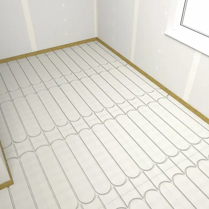 Fermacell Fußbodenheizelement Therm25 - 1.000 x 500 x 25 mm, Längs- und Umlenknuten - Blick auf ein Unterflurheizungssystem, das auf einem vorbereiteten Boden installiert ist, bevor der endgültige Bodenbelag verlegt wird.