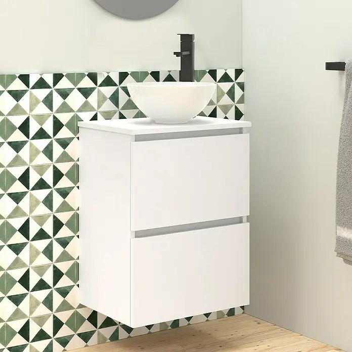 Artysan Conjunto de mueble de baño Nuca - Ancho: 45 cm, Blanco, 3 pzs. - Imagen de un baño moderno con mueble de lavabo blanco, lavabo sobre encimera y azulejos geométricos.