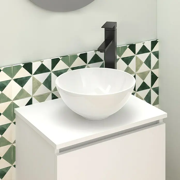 Artysan Conjunto de mueble de baño Nuca - Ancho: 45 cm, Blanco, 3 pzs. - Primer plano de un baño moderno con un lavabo sobre encimera blanco y un elegante grifo negro contra una pared de azulejos estampada.
