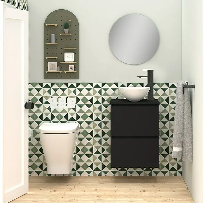 Artysan Conjunto de mueble de baño Nuca - Ancho: 45 cm, Negro, 3 pzs. - Baño moderno con mueble de lavabo negro y lavabo sobre encimera, destacando sobre azulejos geométricos verdes.