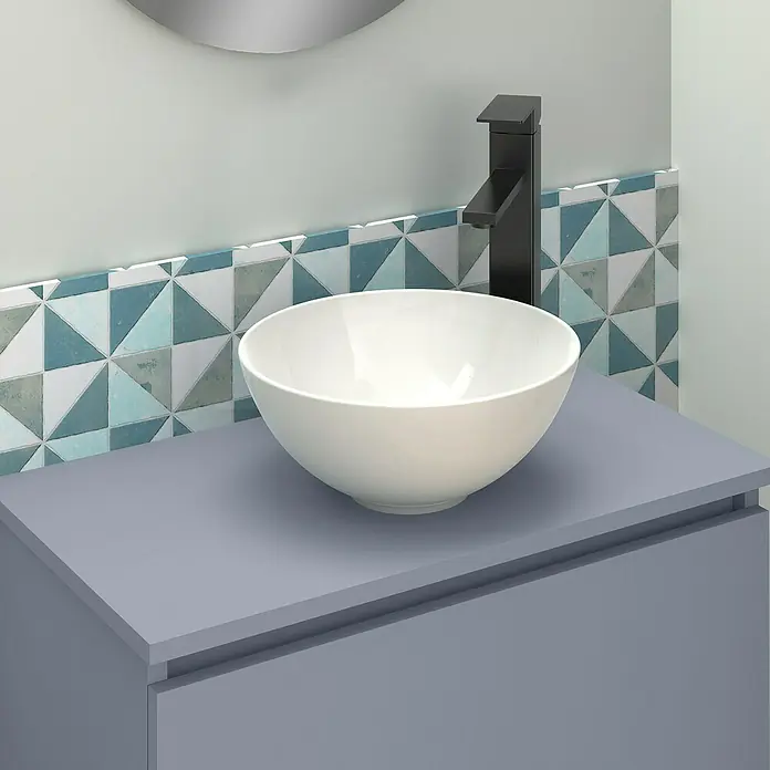 Artysan Conjunto de mueble de baño Nuca - Ancho: 60 cm, Azul, 3 pzs. - Primer plano de un baño moderno con un elegante lavabo sobre un mueble de tocador gris y un grifo elegante.