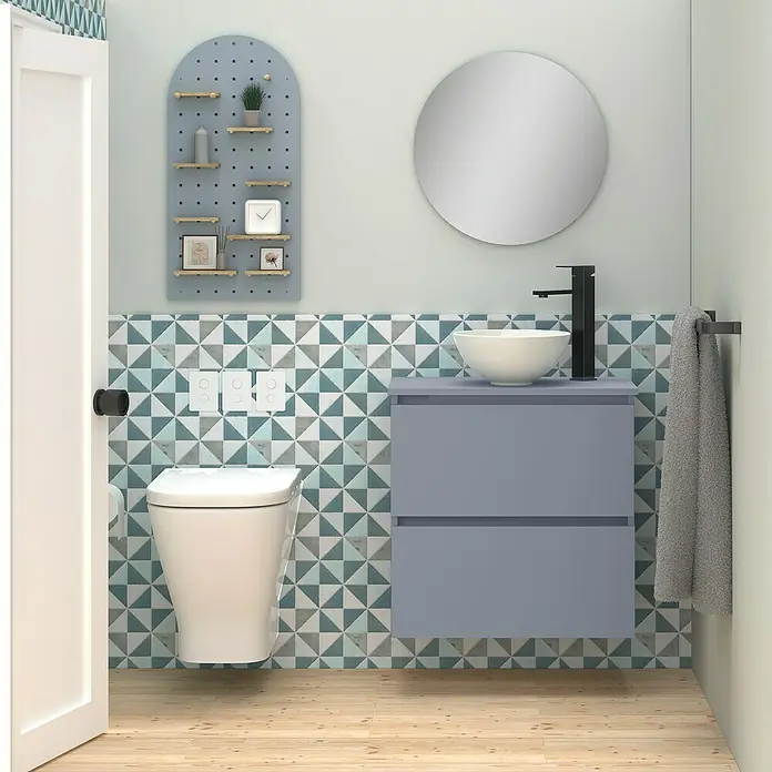 Artysan Conjunto de mueble de baño Nuca - Ancho: 60 cm, Azul, 3 pzs. - Imagen de un baño moderno con un elegante mueble de lavabo morado y espejo a juego. La pared de azulejos añade un toque único.