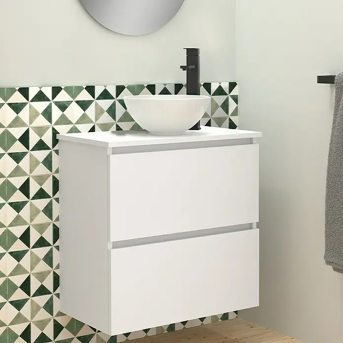 Artysan Conjunto de mueble de baño Nuca - Ancho: 60 cm, Blanco, 3 pzs. - Elegante baño moderno con mueble de lavabo blanco, lavabo sobre encimera y grifo negro.