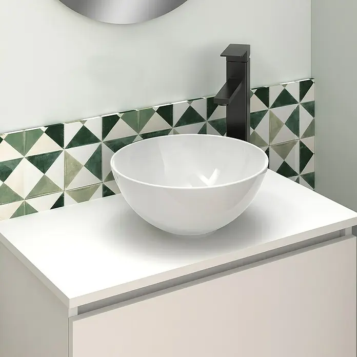 Artysan Conjunto de mueble de baño Nuca - Ancho: 60 cm, Blanco, 3 pzs. - Elegante lavabo de baño con grifo negro moderno y elegantes azulejos de acento verde para un ambiente fresco.