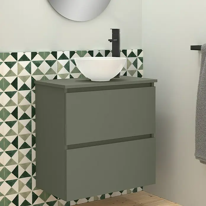 Artysan Conjunto de mueble de baño Nuca - Ancho: 60 cm, Verde Musgo, 3 pzs. - Baño moderno con mueble de lavabo gris, lavabo sobre encimera y azulejos de pared con motivos triangulares.