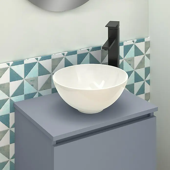 Artysan Conjunto de mueble de baño Nuca - Ancho: 45 cm, Azul, 3 pzs. - Elegante lavabo de baño que presenta una forma redonda y elegante y un moderno grifo negro, montado sobre un elegante mueble de baño gris.