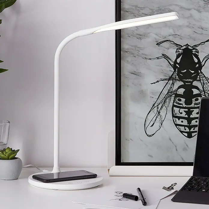 Brilliant LED-Tischleuchte Joni - 5,5 W, L x B x H: 33 x 17 x 34 cm, Weiß, Mehrfarbig - Weisse Schreibtischlampe mit kabelloser Ladefunktion für Smartphones und einem modernen Design, die für eine optimale Beleuchtung sorgt.