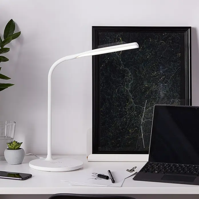 Brilliant LED-Tischleuchte Joni - 5,5 W, L x B x H: 33 x 17 x 34 cm, Weiß, Mehrfarbig - Schreibtischleuchte mit schlankem, weißem Design und integrierter kabelloser Ladestation, perfekt für moderne Arbeitsplätze.