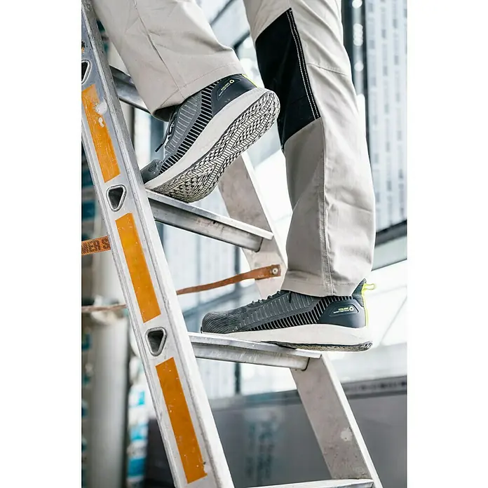 Zapato bajo de seguridad Mauro - 43, Clase de protección según EN ISO 20345: S1P, Gris - Un par de zapatos de trabajo grises con suela blanca se usan en una escalera. Ofrecen seguridad y comodidad para los artesanos.