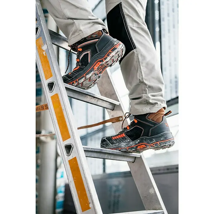 Botas de seguridad Maddox - 43, Clase de protección según EN ISO 20345: S3, Negro/Naranja - Hombre subiendo una escalera con zapatos de seguridad S3S negros y naranjas.