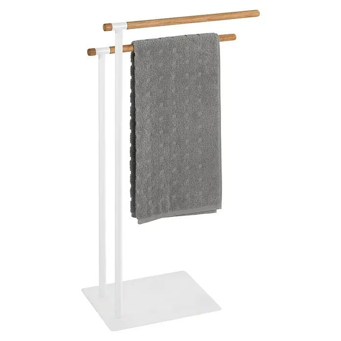 Wenko Toallero de barra Macao - L x An x Al: 24 x 43 x 79 cm, Acero, Blanco - Toallero de pie con estructura blanca y dos barras de madera, sobre las que cuelga una toalla gris.