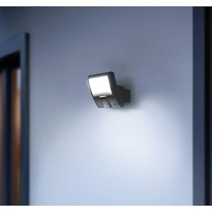 Steinel LED-Sensor-Strahler XLED home Curved S anthrazit - 9,3 W, L x B x H: 16 x 10,7 x 12 cm, Anthrazit, IP44 - Wandmontierte Außenleuchte, die helles, gerichtetes Licht spendet und für Sicherheit sorgt. Stilvolles und funktionales Design für den Außenbereich.
