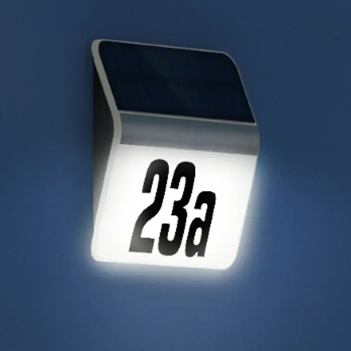 Steinel XSolar Solar-Hausnummer LH-N anthrazit0,03 W, Kunststoff, IP44, Anthrazit - Moderne, solarbetriebene Hausnummernleuchte mit der Nummer 23a, die an einer blauen Wand befestigt ist und ein klares, helles Licht ausstrahlt.
