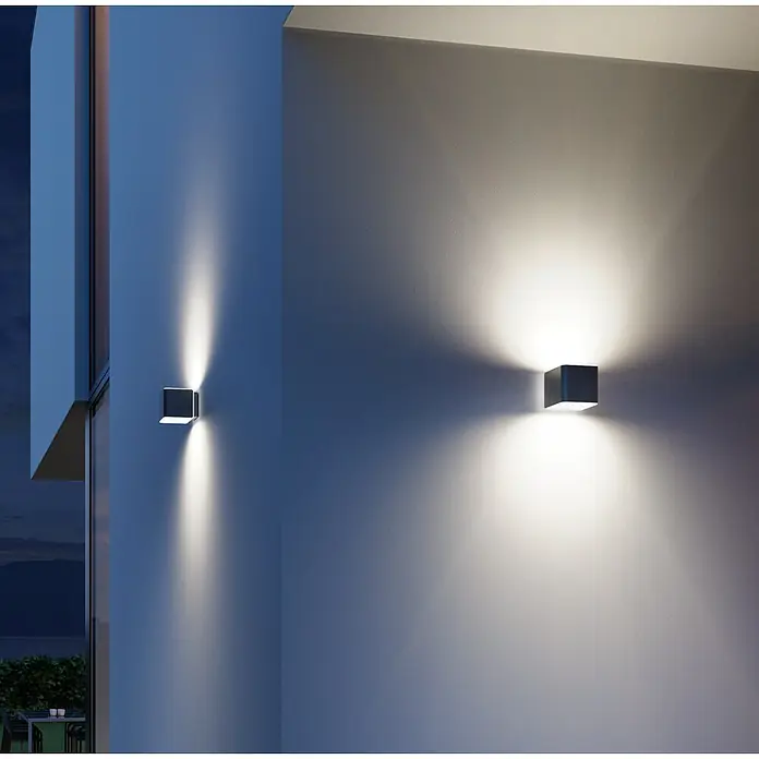 Steinel LED-Sensor-Außenwandleuchte L 840 SC anthrazit - 9,1 W, L x B x H: 11 x 11 x 13,35 cm, Anthrazit, Warmweiß - Zwei moderne, würfelförmige Wandleuchten mit nach oben und unten gerichteten Lichtstrahlen, die eine stimmungsvolle Atmosphäre erzeugen.