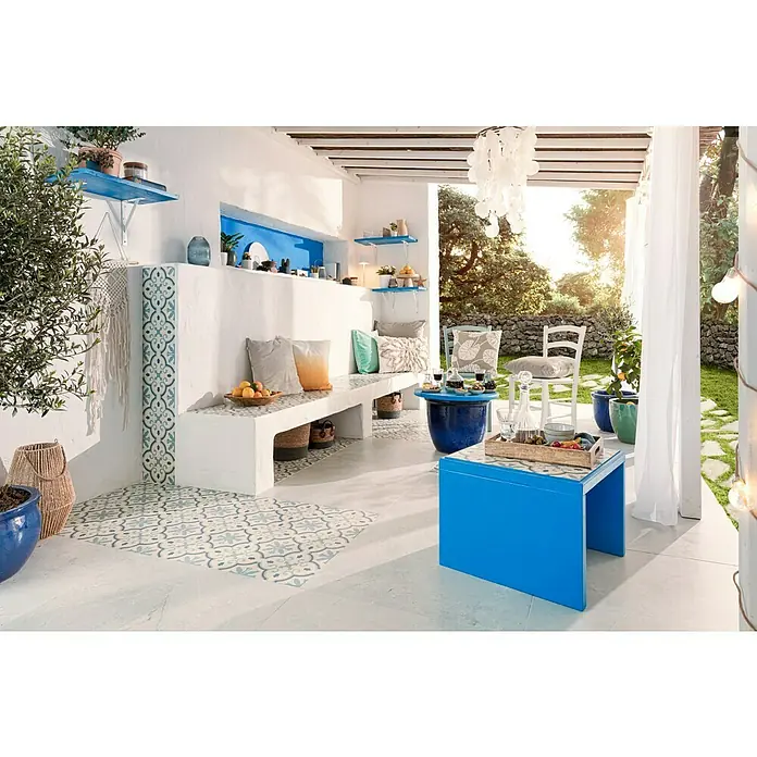 swingcolor Buntlack Acryl - Himmelblau, Seidenmatt, 375 ml, Wasserbasiert - Eine einladende Terrasse mit einem hellblauen Tisch und bequemen Sitzgelegenheiten, die zum Verweilen im Freien einlädt.
