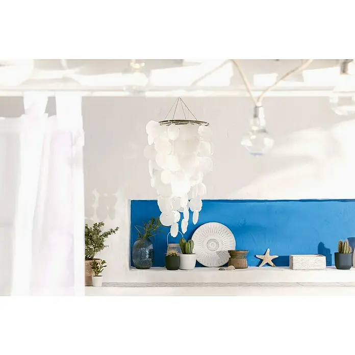 swingcolor Buntlack Acryl - Himmelblau, Seidenmatt, 375 ml, Wasserbasiert - Weiße Muschellampe hängt vor einer blauen Wand mit Vasen und Dekorationen. Die Lampe ist der Blickfang in dem hellen Raum.