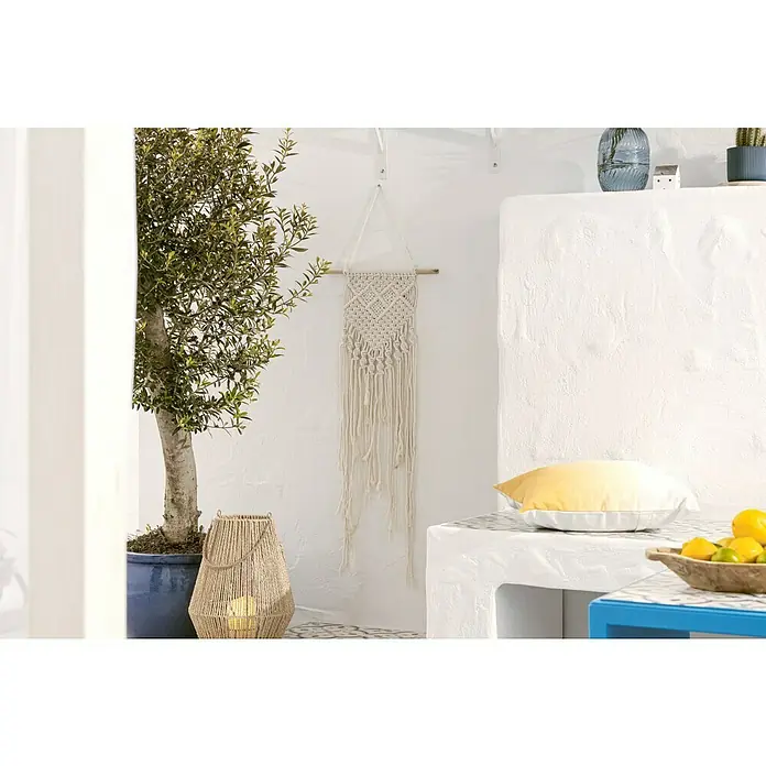 Laterne - Ø x H: 27 x 30 cm, Natur - Einrichtungsidee mit Makramee-Wandbehang, Topfpflanze und Zierkissen. Schafft eine gemütliche Boho-Atmosphäre im Innenraum.