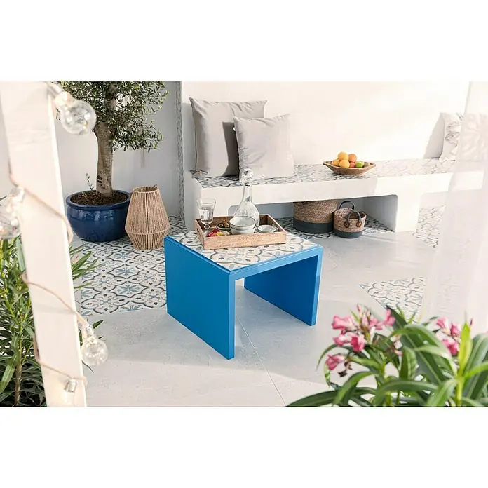 swingcolor Buntlack Acryl - Himmelblau, Seidenmatt, 375 ml, Wasserbasiert - Einrichtungsidee für den Außenbereich mit einem blauen Couchtisch, der mit Fliesen verziert ist, und einer Sitzbank mit Kissen.